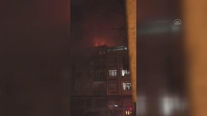 Son dakika haberleri! Bağcılar'da 5 katlı binanın çatısında yangın çıktı