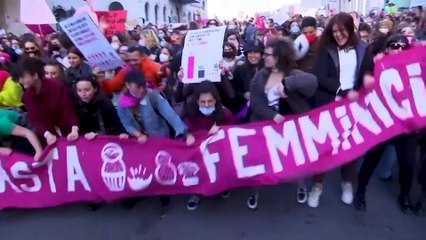 Miles de personas protestan en Roma contra los feminicidios
