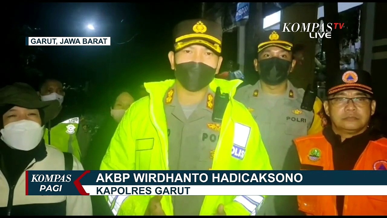 Pasca Banjir Bandang di Garut, Petugas dan Warga Bersihkan Lumpur Sisa Banjir