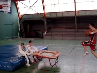 Dunk au dessus deux personnes