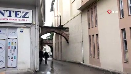 Apartmanların içinden çıkan tarihî kemerler görenleri şaşırtıyor