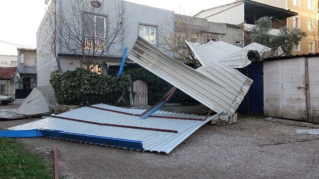 Fırtına etkili oldu, okulun çatısı uçtu