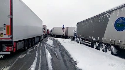 Camiones embolsados en la N-I