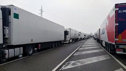 Camiones embolsados en la N-I