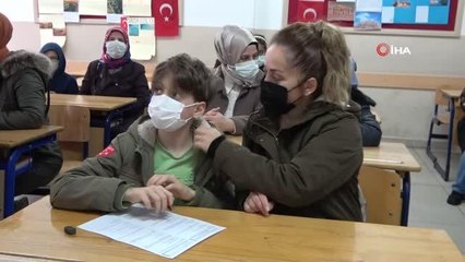 Öğrenciler ve veliler aynı sırada sınava girdi