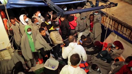 Ende des tagelangen Wartens: Migranten dürfen in Sizilien von Bord
