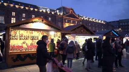 سوق الميلاد في ستراسبورغ تغص بالزوار رغم انتشار كورونا