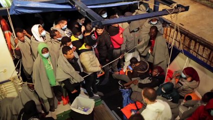 Mais de 400 migrantes desembarcam na Sicília