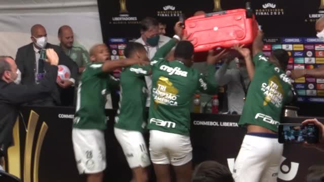 Copa Libertadores - Ferreira arrosé par ses joueurs en pleine conférence de presse