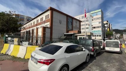 Kocaeli'de kendisini polis olarak tanıtan dolandırıcılık şüphelisi suçüstü yakalandı