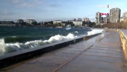 Download Video: İstanbul'da lodos etkili oldu; dalgaların yüksekliği 3 metreye kadar ulaştı