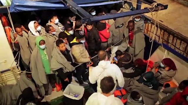 Migranti: oltre 400 migranti sbarcano ad Augusta