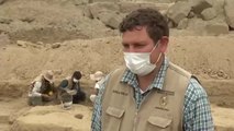 Arqueólogos peruanos encuentran una momia preinca de al menos 800 años en buen estado de conservación