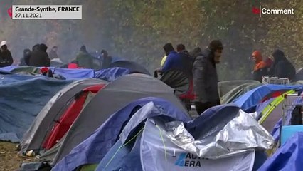 Migrantes improvisam acampamento em Calais