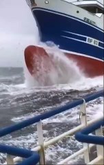Perahu Oleng Di Terjang Badai