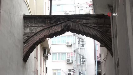 Apartmanların içinden çıkan tarihi kemerler görenleri şaşırtıyor