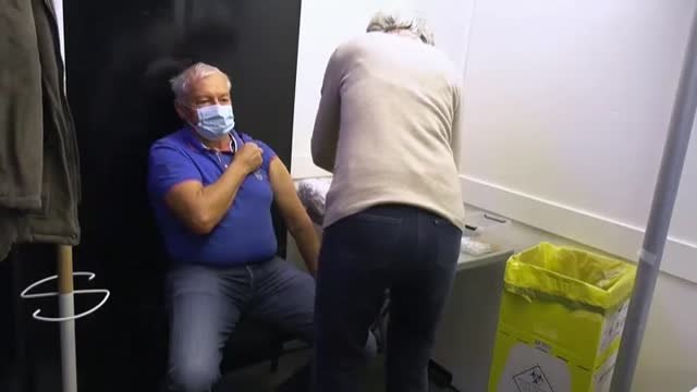 La mitad de la población mundial ha recibido una dosis de la vacuna