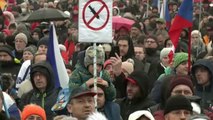 Miles de personas se manifiestan contra las restricciones en Praga