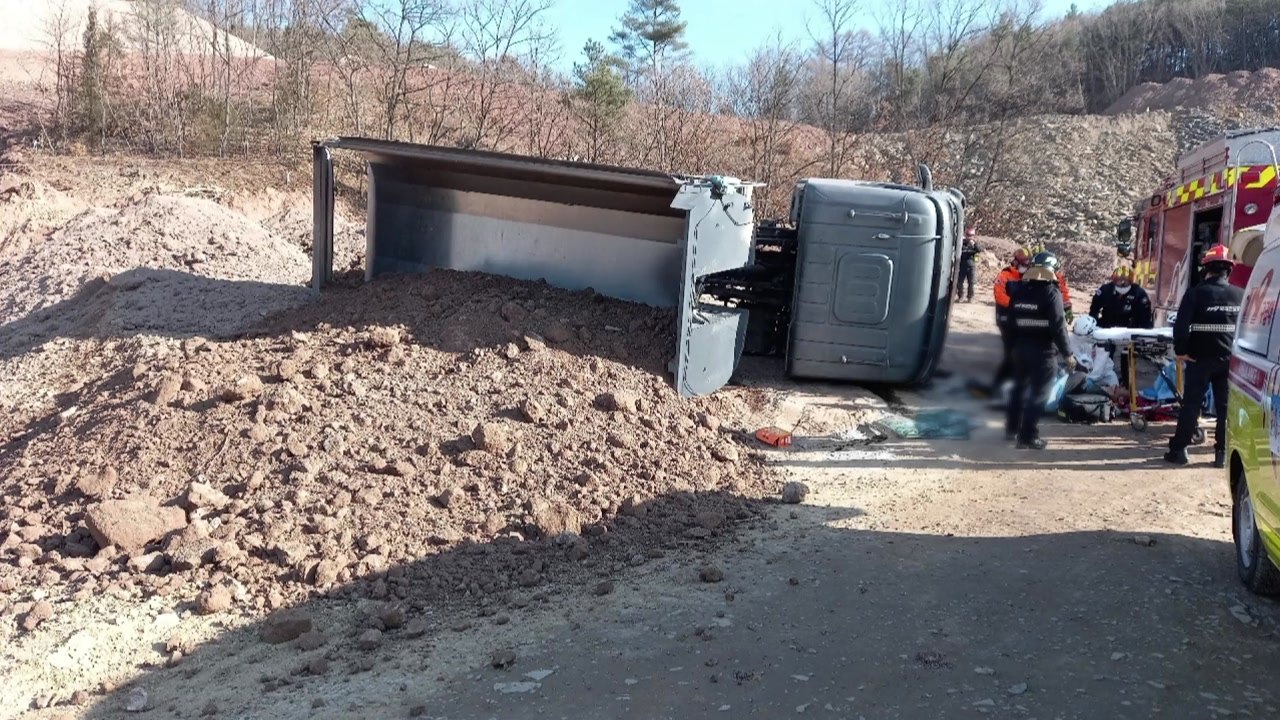 골프 공사현장에서 25t 화물차 전복...60대 운전자 숨져 / YTN