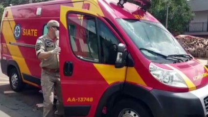 Homem cai de motocicleta e fica com suspeita de fratura, em Cascavel