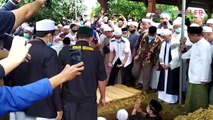 Proses pemakaman Ameer Azzikra di Pondok Pesantren Az Zikra