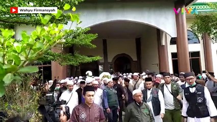 Proses pemakaman Ameer Azzikra di Pondok Pesantren Az=Zikra