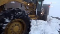 Muş'ta ekiplerin kar mesaisi: Çok sayıda köy ve mezra yolu kapandı