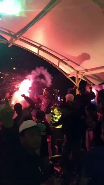 Suporter Arema merayakan kemenangan atas mengalahkan Persib!!!