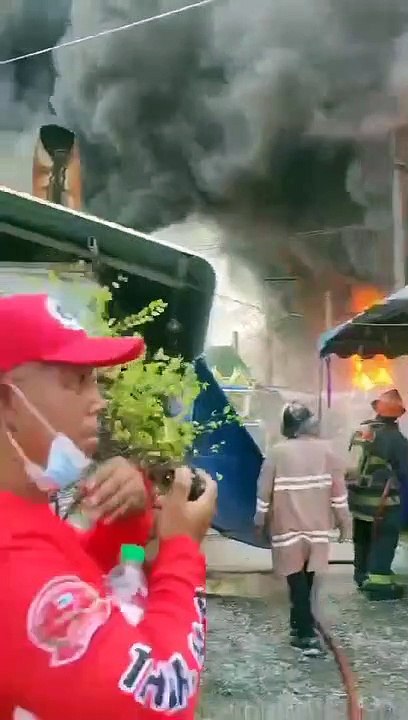 ไฟไหม้โกดังเก็บน้ำมันย่านอ้อมใหญ่ ยังคุมเพลิงไม่ได้