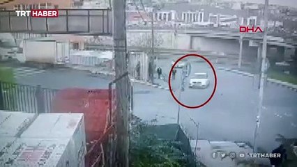 Ters yönden kaçan aracı motosikletli polisler yakaladı