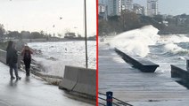 İstanbul lodosa teslim! Dev dalgalar kıyıya vurdu, ağaçlar devrildi