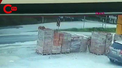 Hatalı dönüş yapan otomobil motosiklete çarptı: 2 yaralı