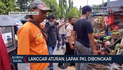 Langgar Aturan, Lapak PKL Di makassar dibongkar Petugas