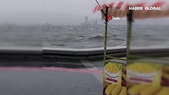 İzmir'de fırtınanın etkisiyle deniz taştı
