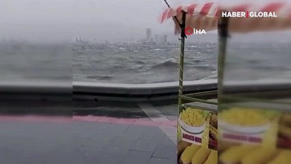 İzmir'de fırtınanın etkisiyle deniz taştı