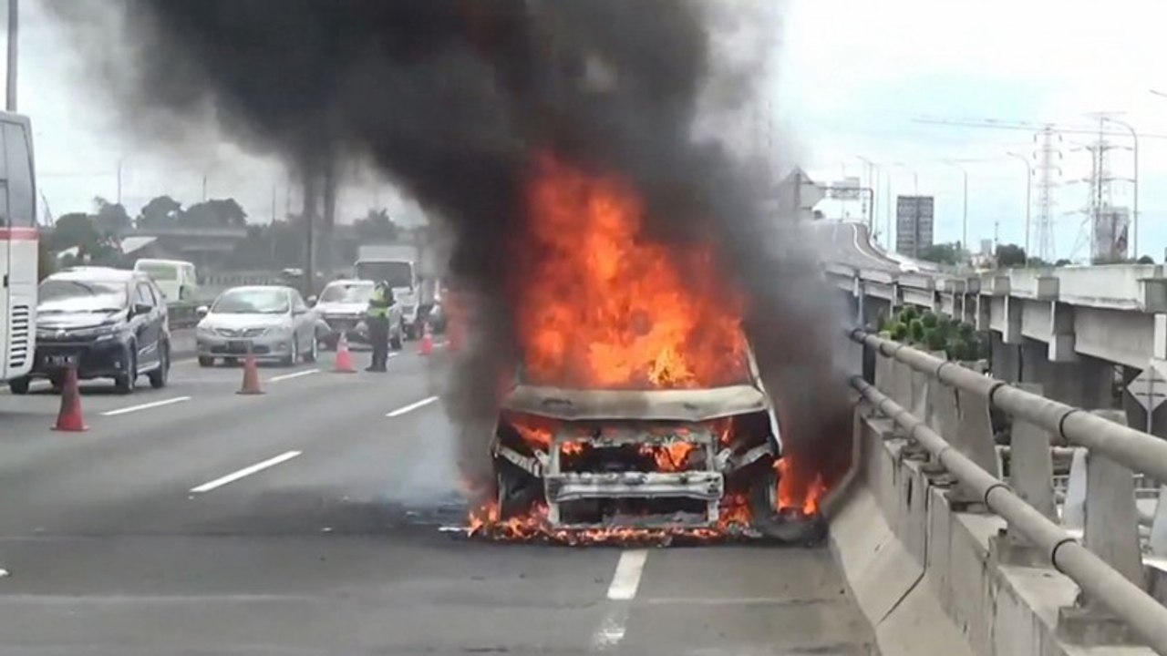 Minibus Ludes Terbakar di Tol Wiyoto Wiyono, Diduga Akibat Korsleting Listrik
