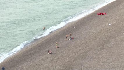 'TURUNCU KOD' UYARISI VERİLEN ANTALYA'DA DENİZ KEYFİ