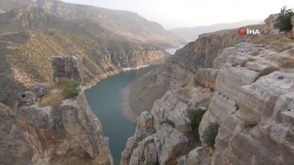 Dubai'de yaşayan sunucu doğa harikası manzarayı görmek için Siirt'e geldi