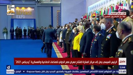 الرئيس السيسى يلتقط صورة تذكارية مع المشاركين في المعرض الدولى "إيديكس 2021" للصناعات العسكرية