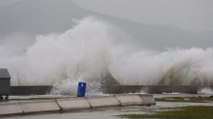İzmir’de fırtına nedeniyle deniz taştı, vapur seferleri durdu