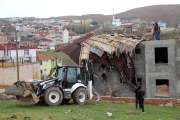 Kocaeli'de kuvvetli rüzgar inşaatın çatısını uçurdu