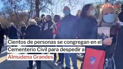 下载视频: Cientos de personas se congregan en el Cementerio Civil para despedir a Almudena Grandes