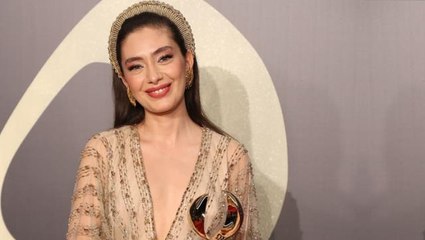 Neslihan Atagül'ün Dubai'deki ödül töreninde giydiği elbise takipçilerini ikiye böldü