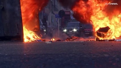 شاهد: محتجون في لبنان يغلقون الطرق بسبب الانهيار الاقتصادي