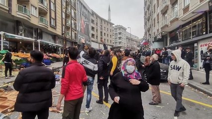 Son Dakika: İstanbul Esenyurt'ta kuvvetli fırtına nedeniyle bir binanın çatısı vatandaşların üzerine uçtu, yaralılar var