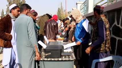 Afganistan'ın Host kentinde pasaport almak isteyenlerin sayısı artıyor