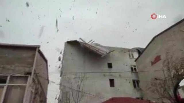 Başakşehir'de şiddetli lodos iş yeri ve binaların çatılarını uçurdu