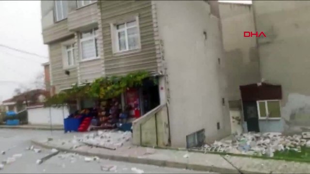 Arnavutköy'de çatının uçma anı kamerada