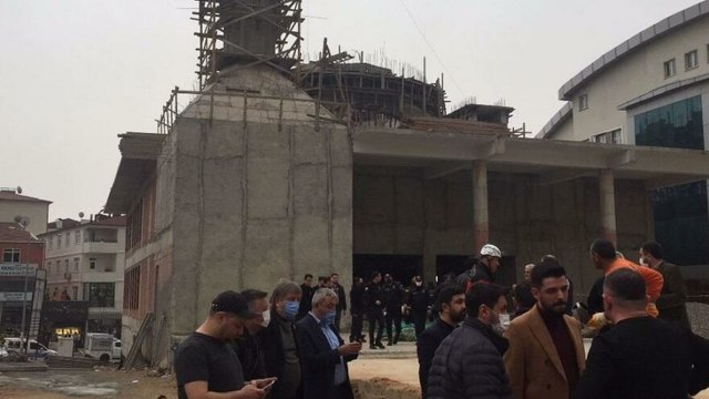 Cami inşaatında iskele çöktü, işçiler altında kaldı