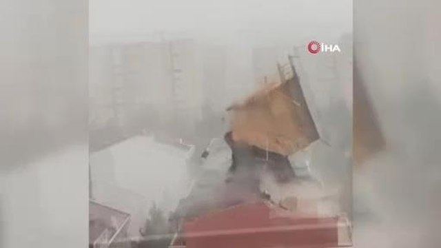 Son dakika haberleri! Fırtınada çatının uçma anı kamerada
